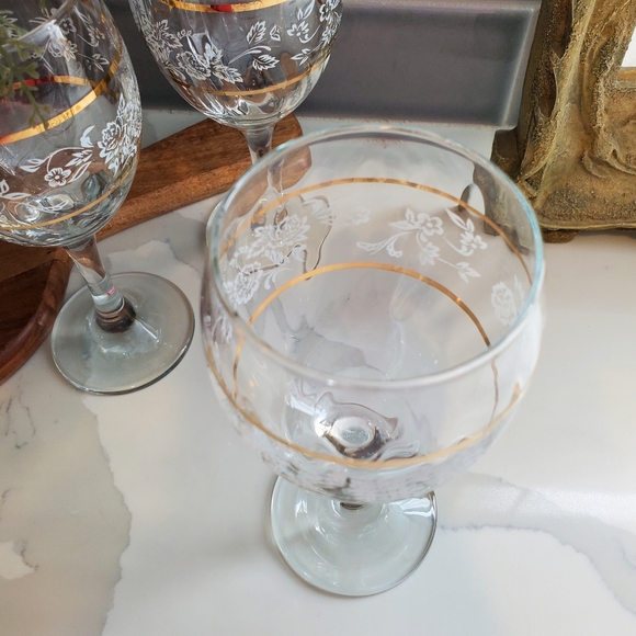 3 Vintage Pasabahce Wine Glasses Swirl with White Embossed Flowers and Gold Ring - Picture 6 of 7